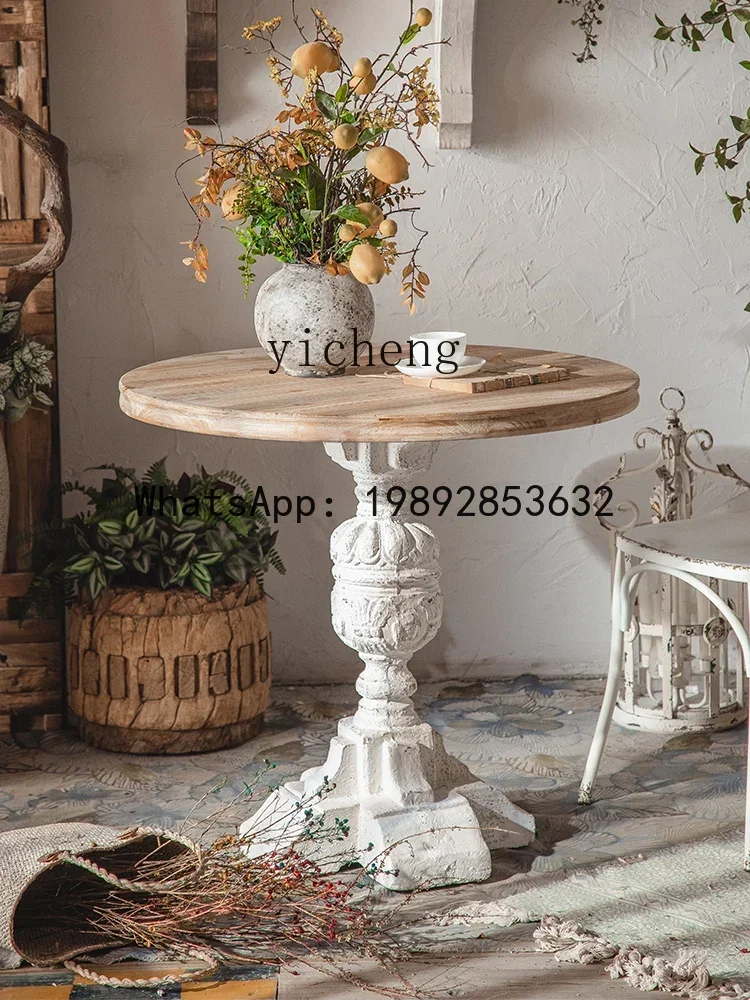Photography Website - Table d'appoint ronde rouge rétro vieillie
